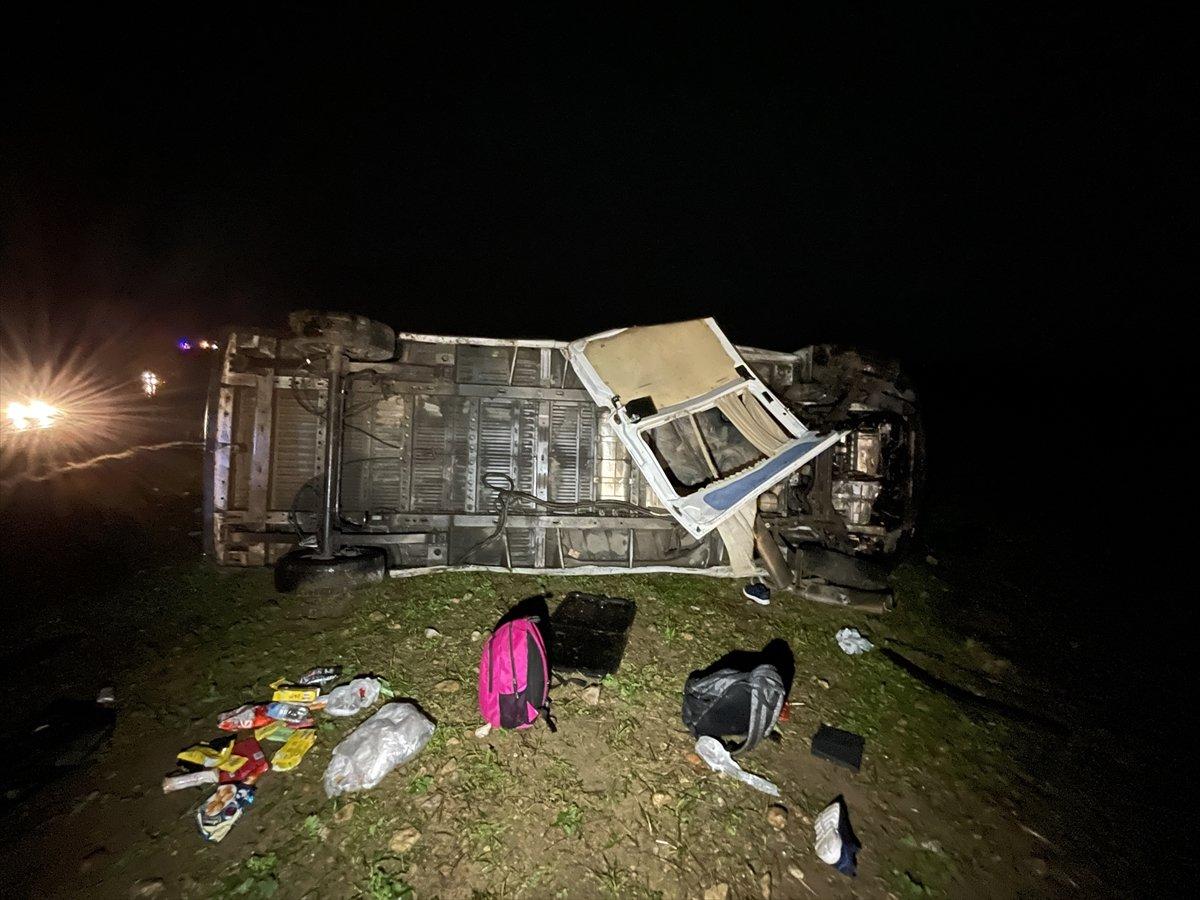 Edirne'de düzensiz göçmenleri taşıyan minibüs devrildi