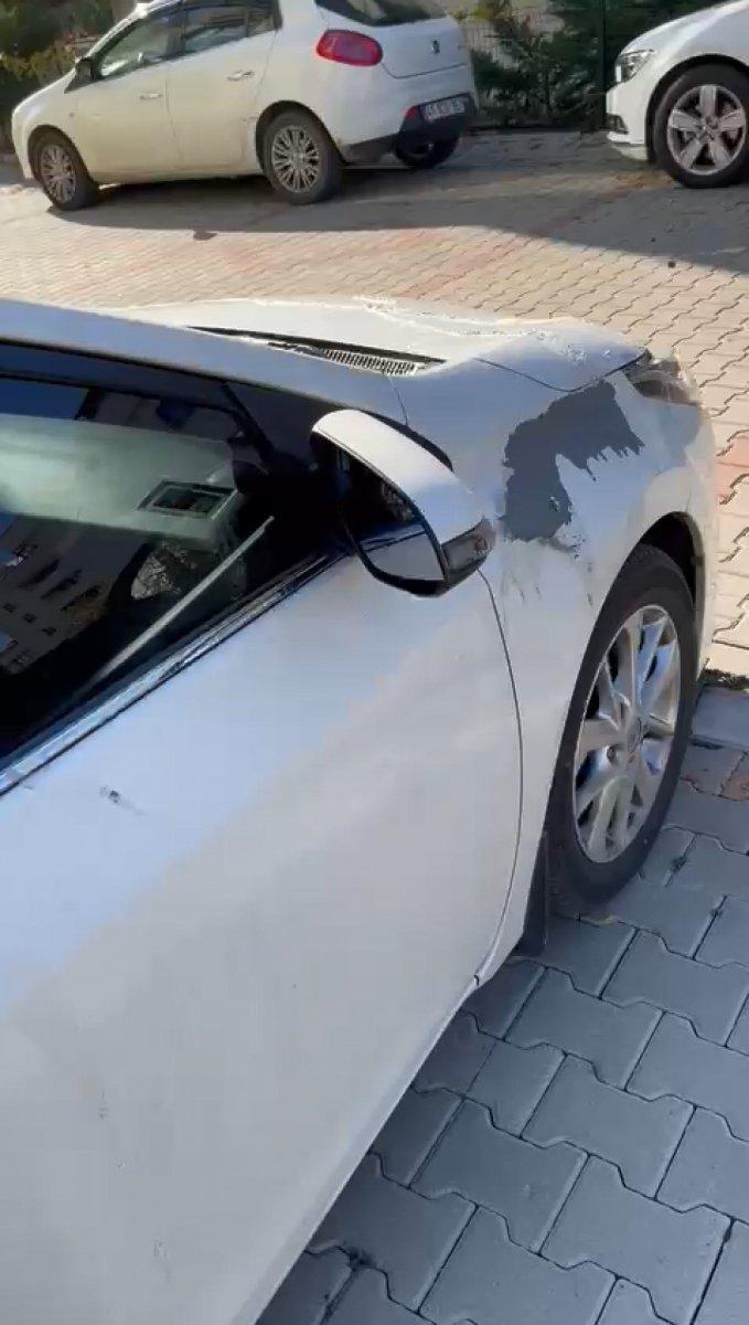 Maltepe’de park halindeki otomobile boya sökücü döktü