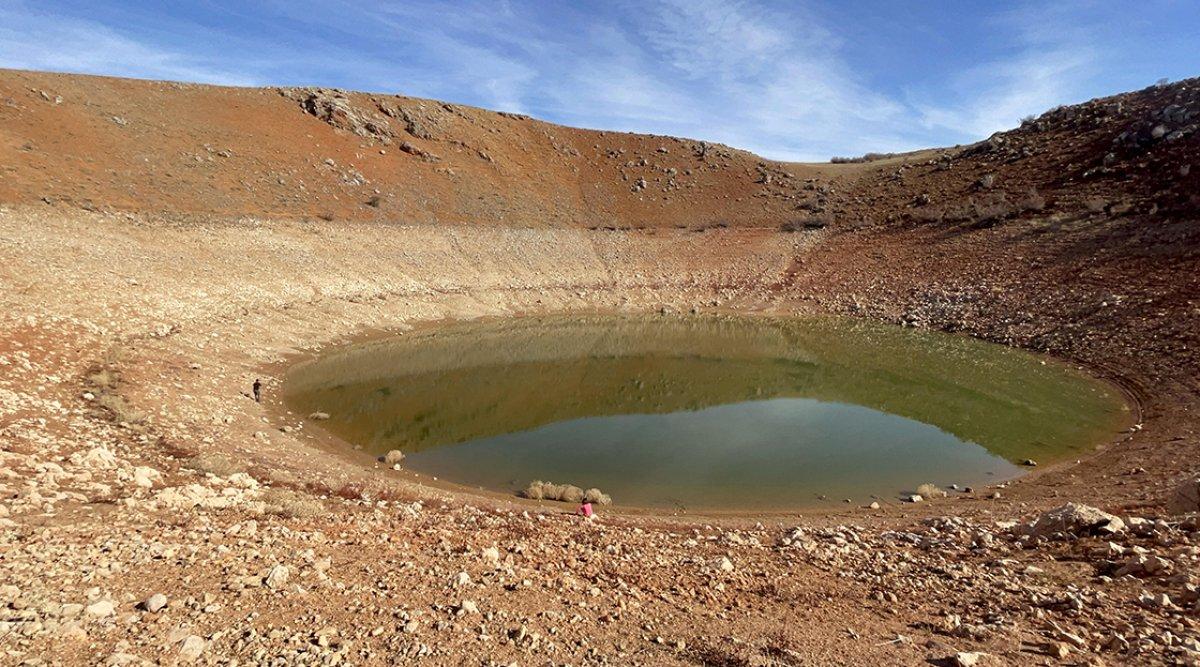 Elazığ'da Keban Baraj Gölü'nde suların çekilmesiyle obruk oluştu