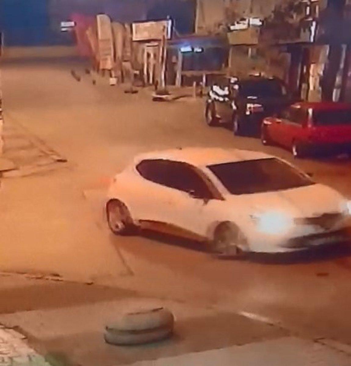 Maltepe’de park halindeki otomobile boya sökücü döktü