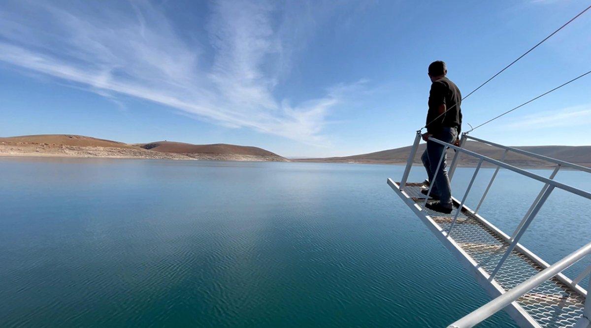 Elazığ'da Keban Baraj Gölü'nde suların çekilmesiyle obruk oluştu