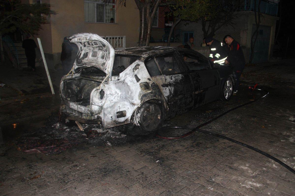 Konya’da 3 araç kundaklandı