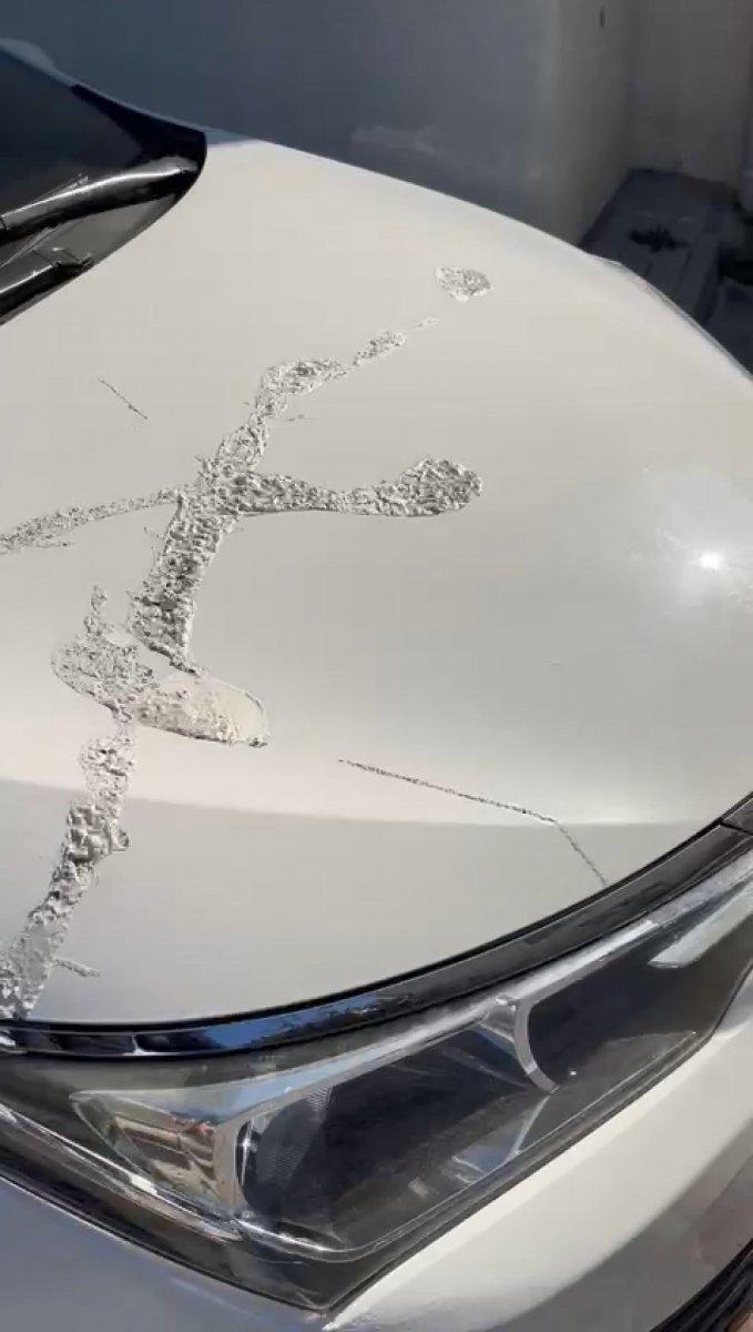 Maltepe’de park halindeki otomobile boya sökücü döktü