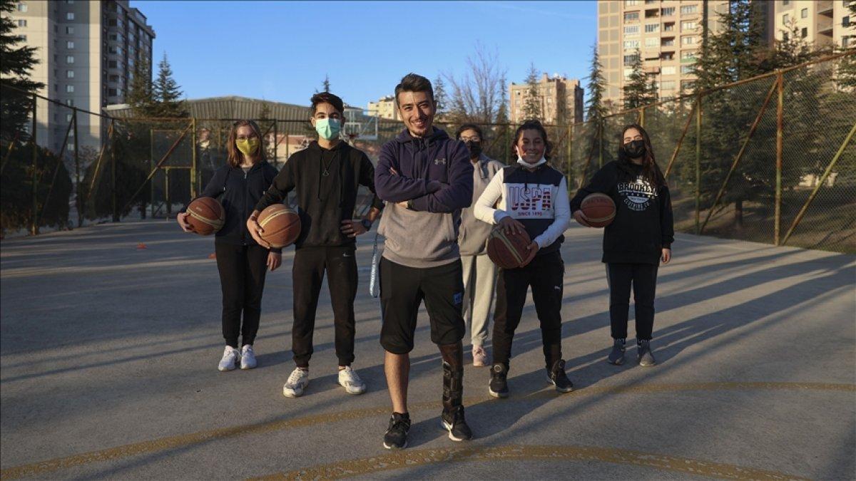 Ampute milli futbolcu Şeyhmus Erdinç, azmiyle öğrencilerine örnek oluyor