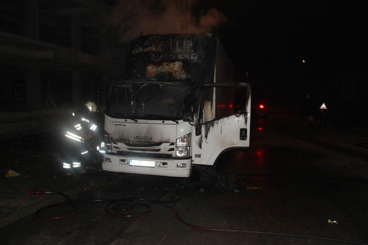 Konya’da 3 araç kundaklandı