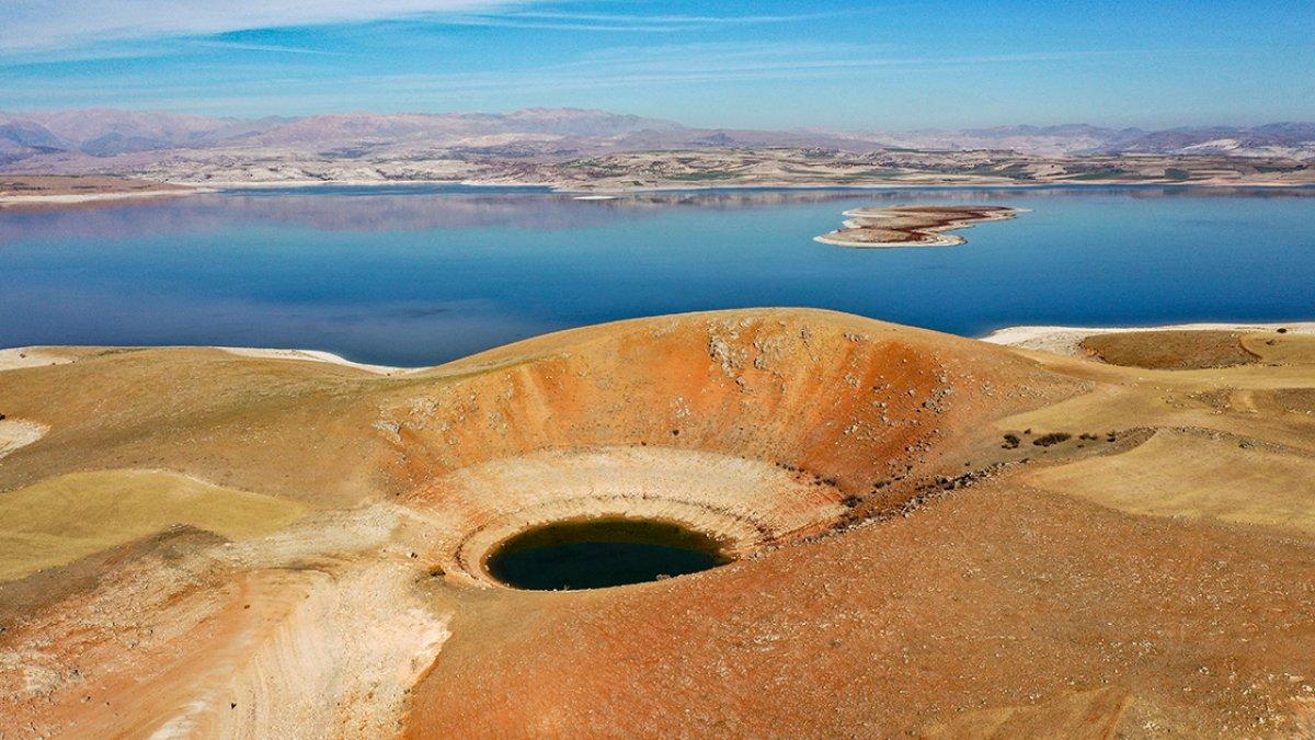 Elazığ'da Keban Baraj Gölü'nde suların çekilmesiyle obruk oluştu