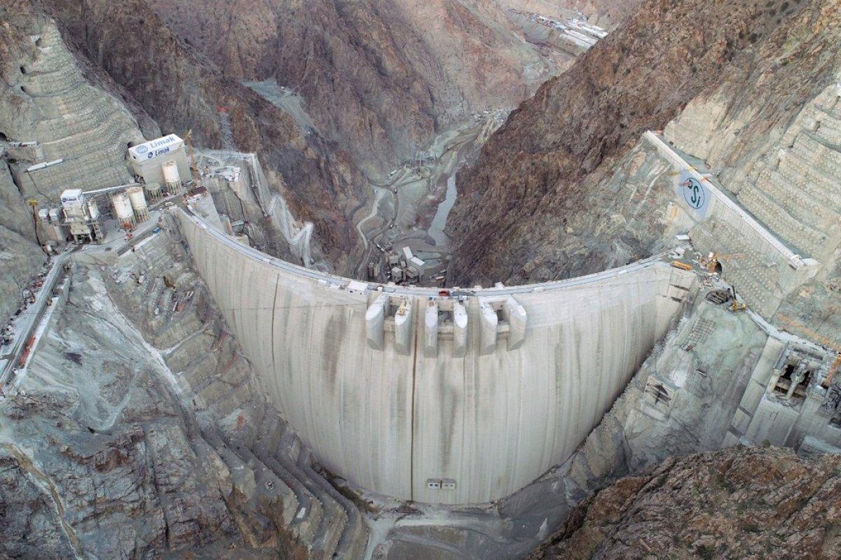 Yusufeli Barajı'nda 80 tonluk elektrik türbini montajlandı