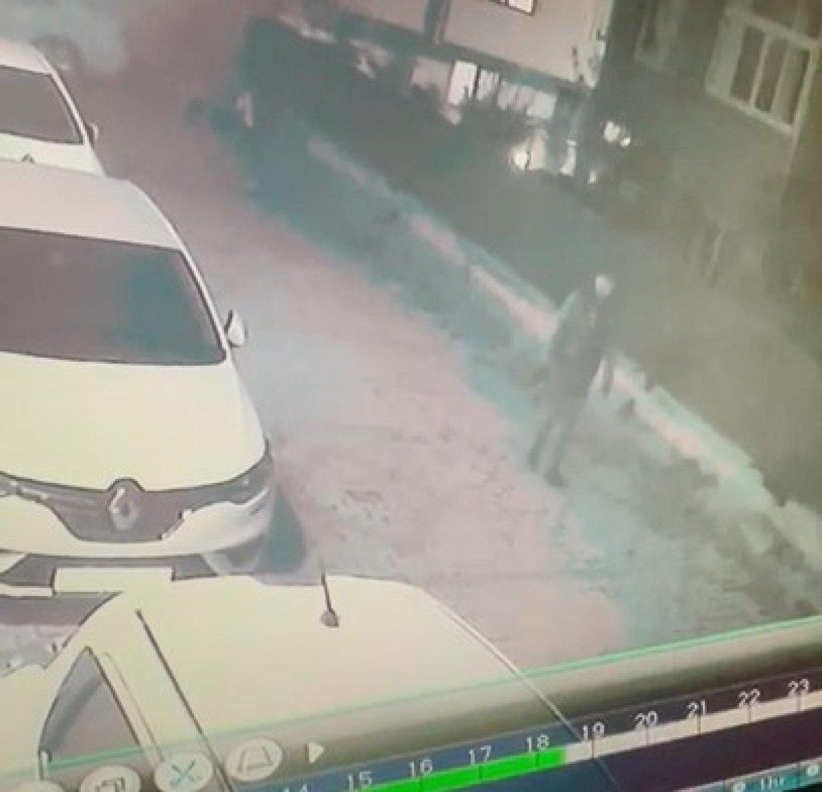 Maltepe’de park halindeki otomobile boya sökücü döktü