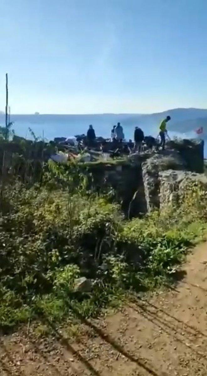 Beykoz Yoros Kalesi’nde gençlerin mangal eğlencesi kamerada
