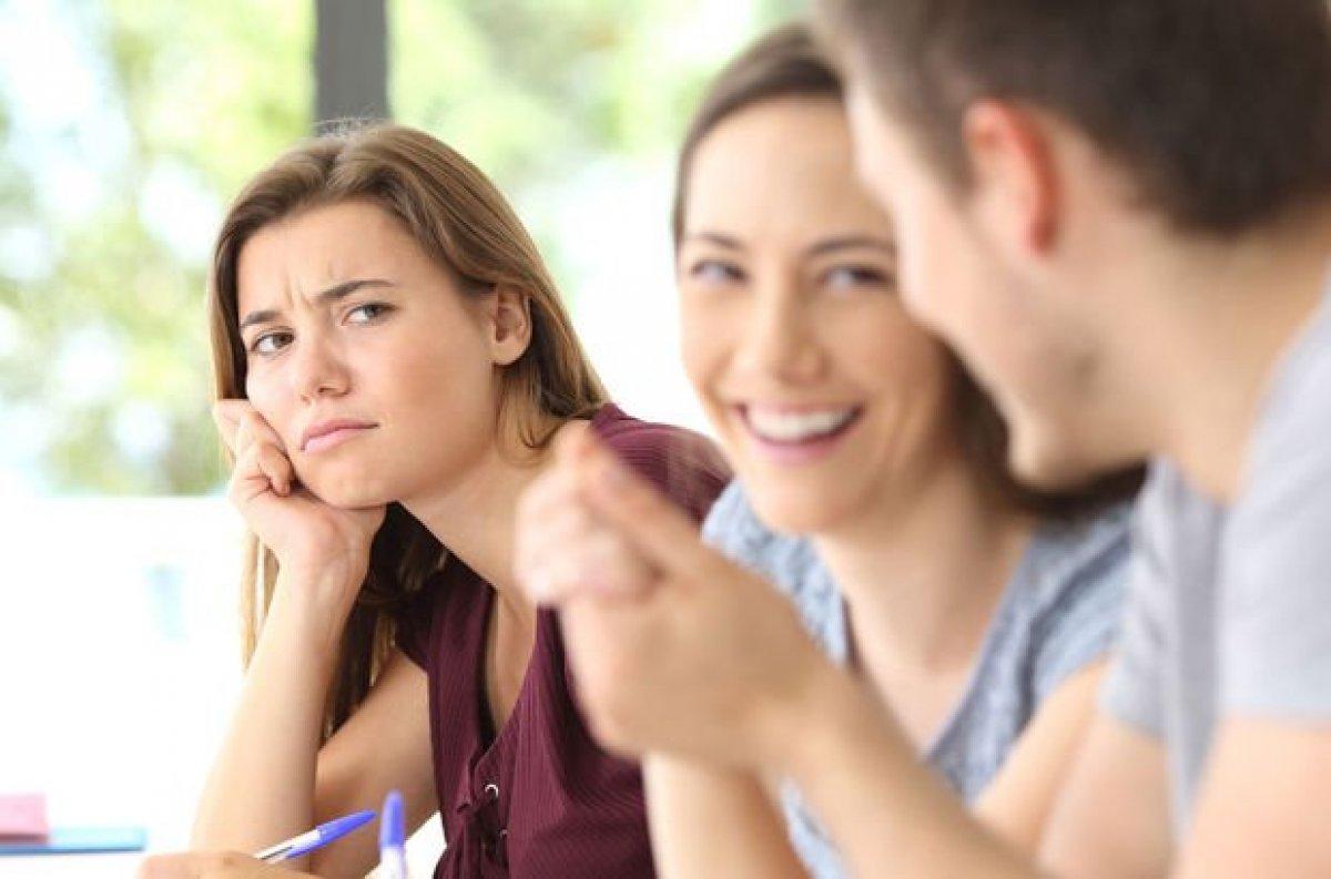 Arkadaşınızın sizi kıskandığını gösteren 11 işaret