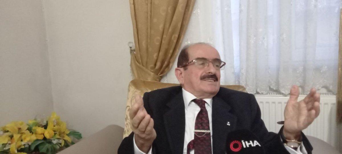 Artvin'deki emekli öğretmen, 56 yıldır takım elbise giyiyor