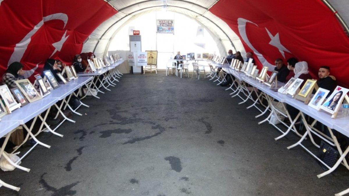 Evlat nöbetindeki baba: Oğlumu devlet okuttu avukat olacaktı, HDP eline silah verdi