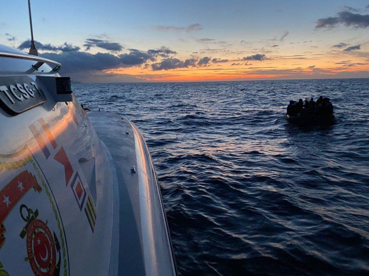 İzmir’de, Yunanistan tarafından itilen 274 kaçak göçmen kurtarıldı