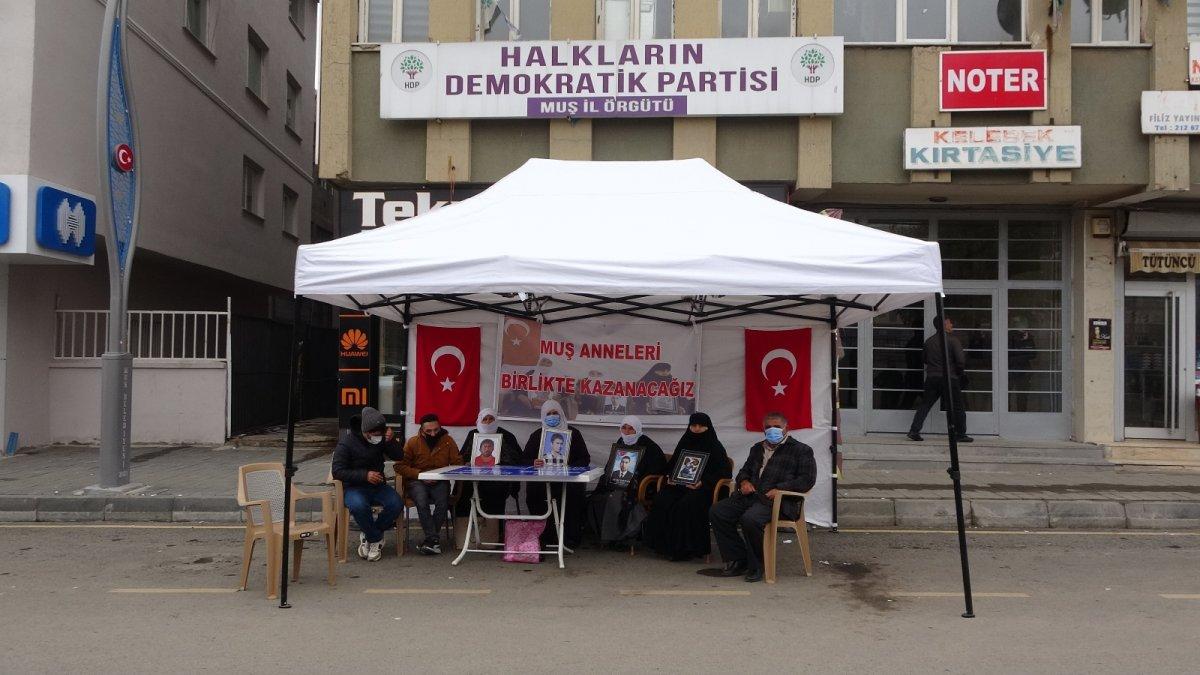 Muş’ta evlat nöbeti, dondurucu soğuğa rağmen devam etti