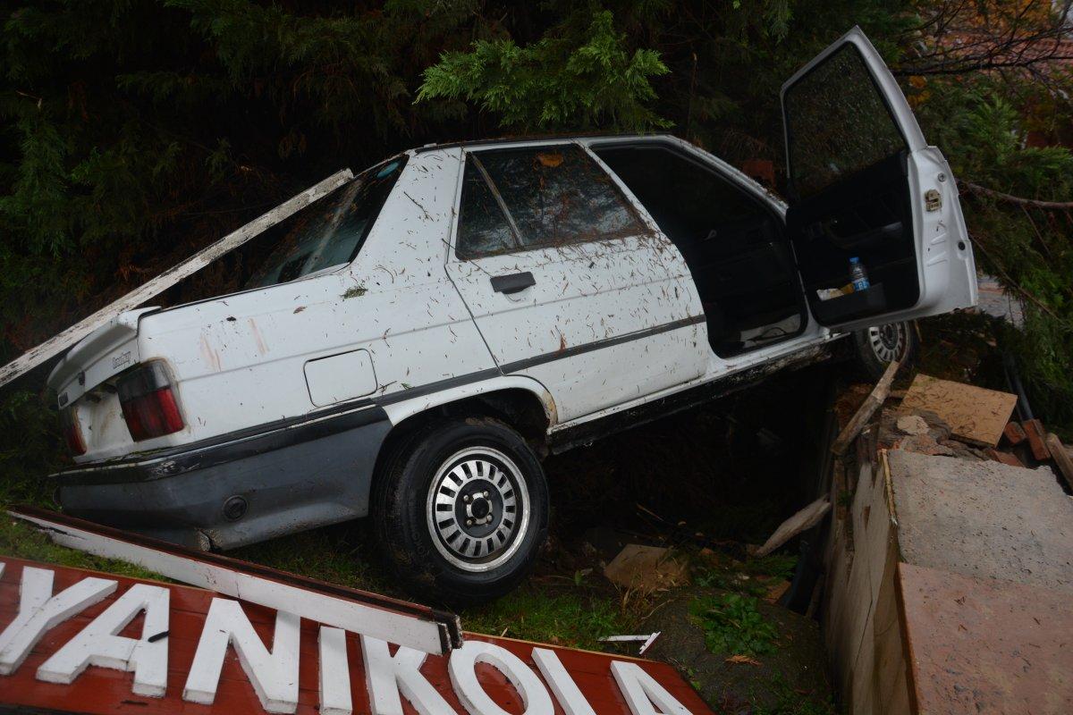 Ordu'da kaza yapmamak için direksiyonu kırınca bahçeye girdi