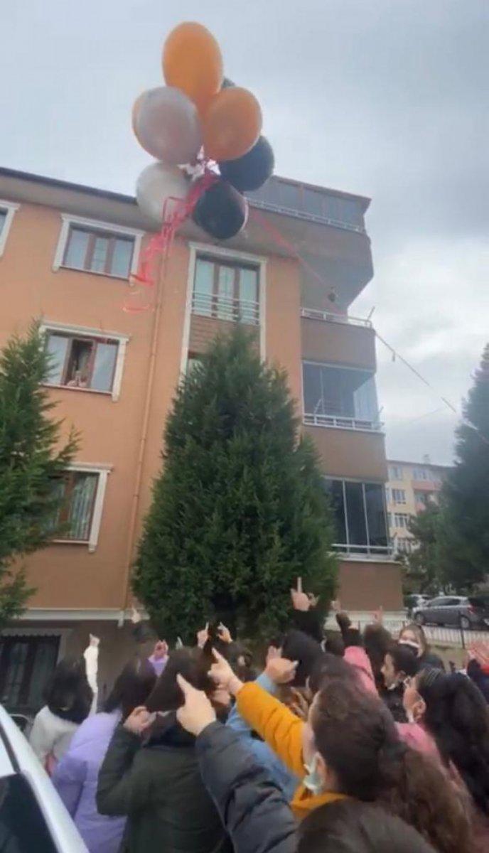 Kocaeli'de kanser tedavisi gören Raziye öğretmene duygusal kutlama