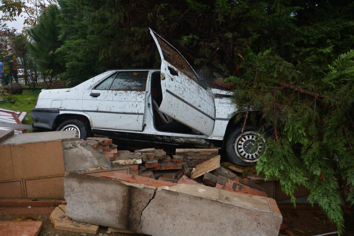 Ordu'da kaza yapmamak için direksiyonu kırınca bahçeye girdi