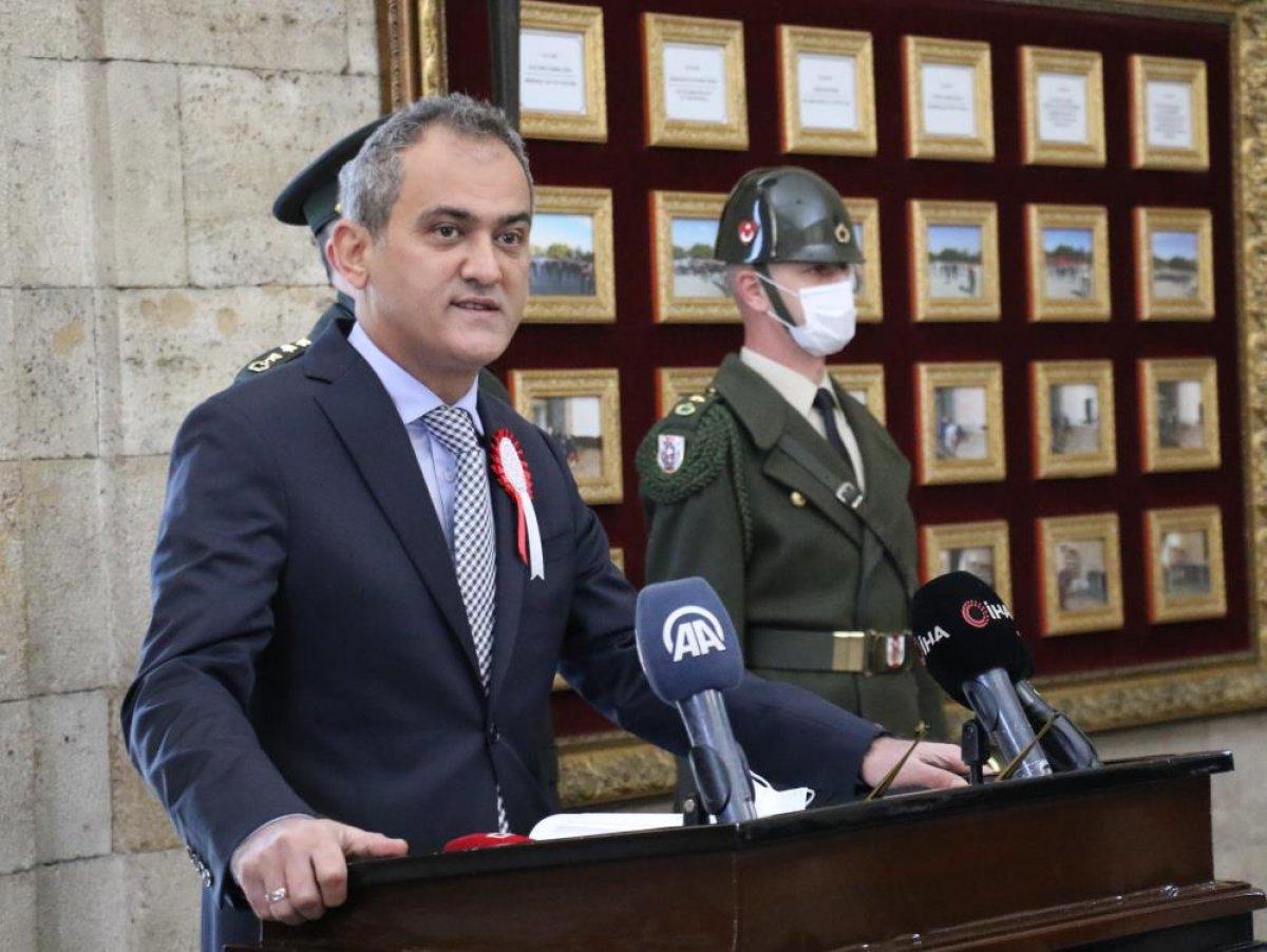 Mahmut Özer, öğretmenlerle Anıtkabir'i ziyaret etti