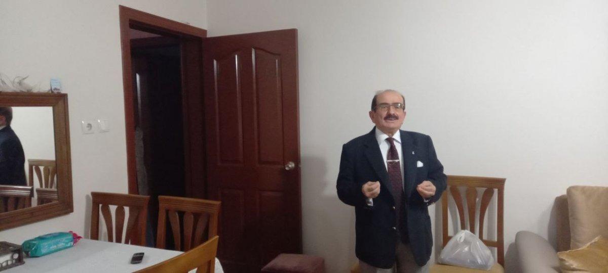 Artvin'deki emekli öğretmen, 56 yıldır takım elbise giyiyor