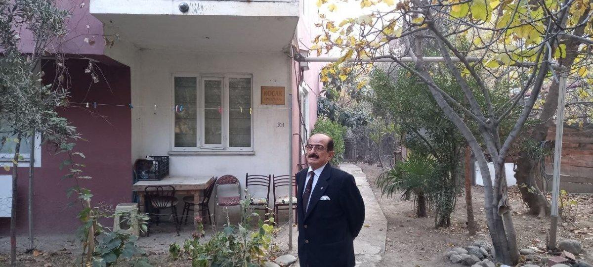 Artvin'deki emekli öğretmen, 56 yıldır takım elbise giyiyor