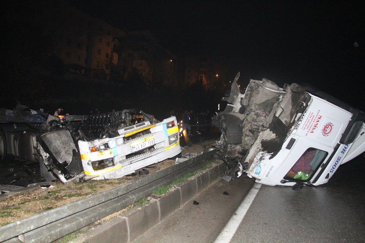 Antalya'da tır uçuruma yuvarlandı