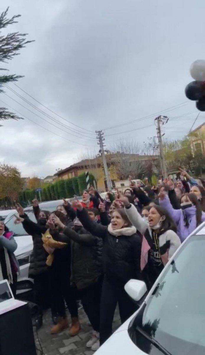 Kocaeli'de kanser tedavisi gören Raziye öğretmene duygusal kutlama