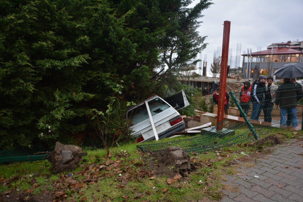 Ordu'da kaza yapmamak için direksiyonu kırınca bahçeye girdi