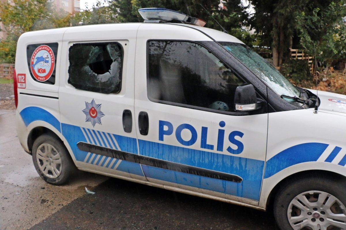 Antalya'da polis aracını taşlayan 4 kişi gözaltına alındı