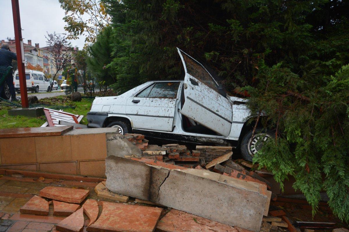 Ordu'da kaza yapmamak için direksiyonu kırınca bahçeye girdi