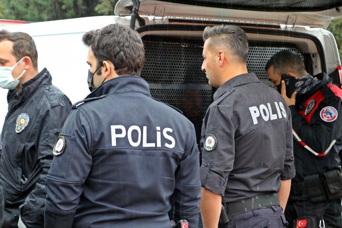 Antalya'da polis aracını taşlayan 4 kişi gözaltına alındı