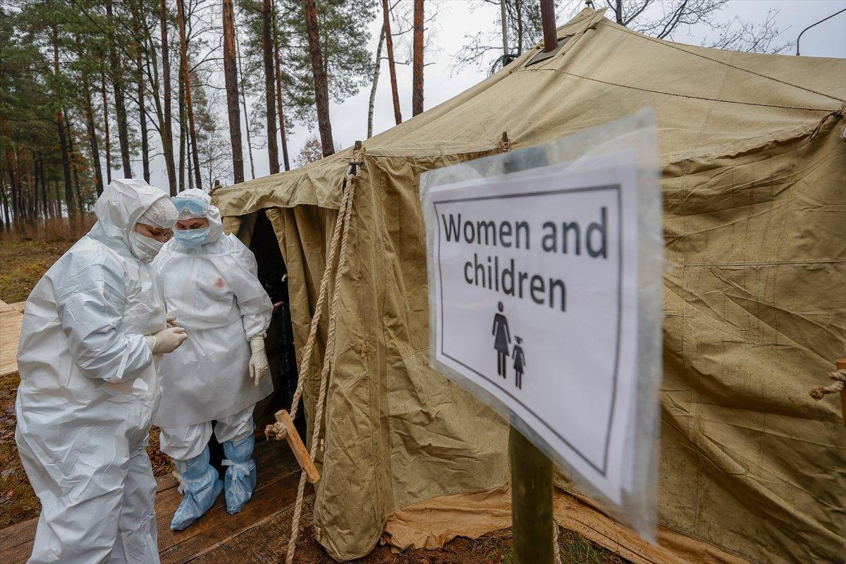 Belarus-Polonya sınırında göçmenler, haftalar sonra banyo imkanı buldu