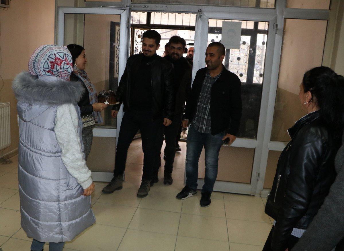 Hakkari'de kadına şiddet ihbarına giden polislere pastalı sürpriz