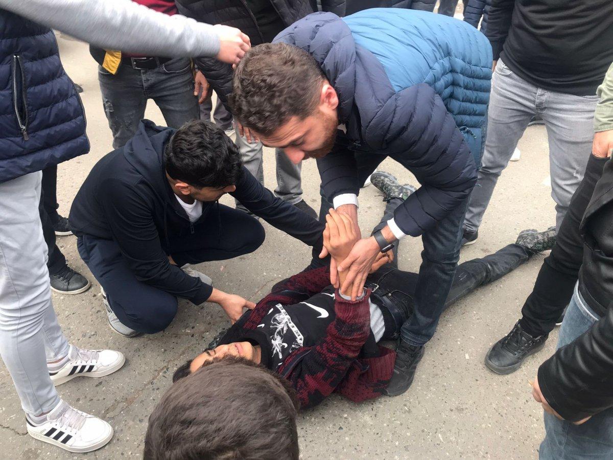 Batman'daki moto kurye, karşıdan gelen aracın altında kaldı