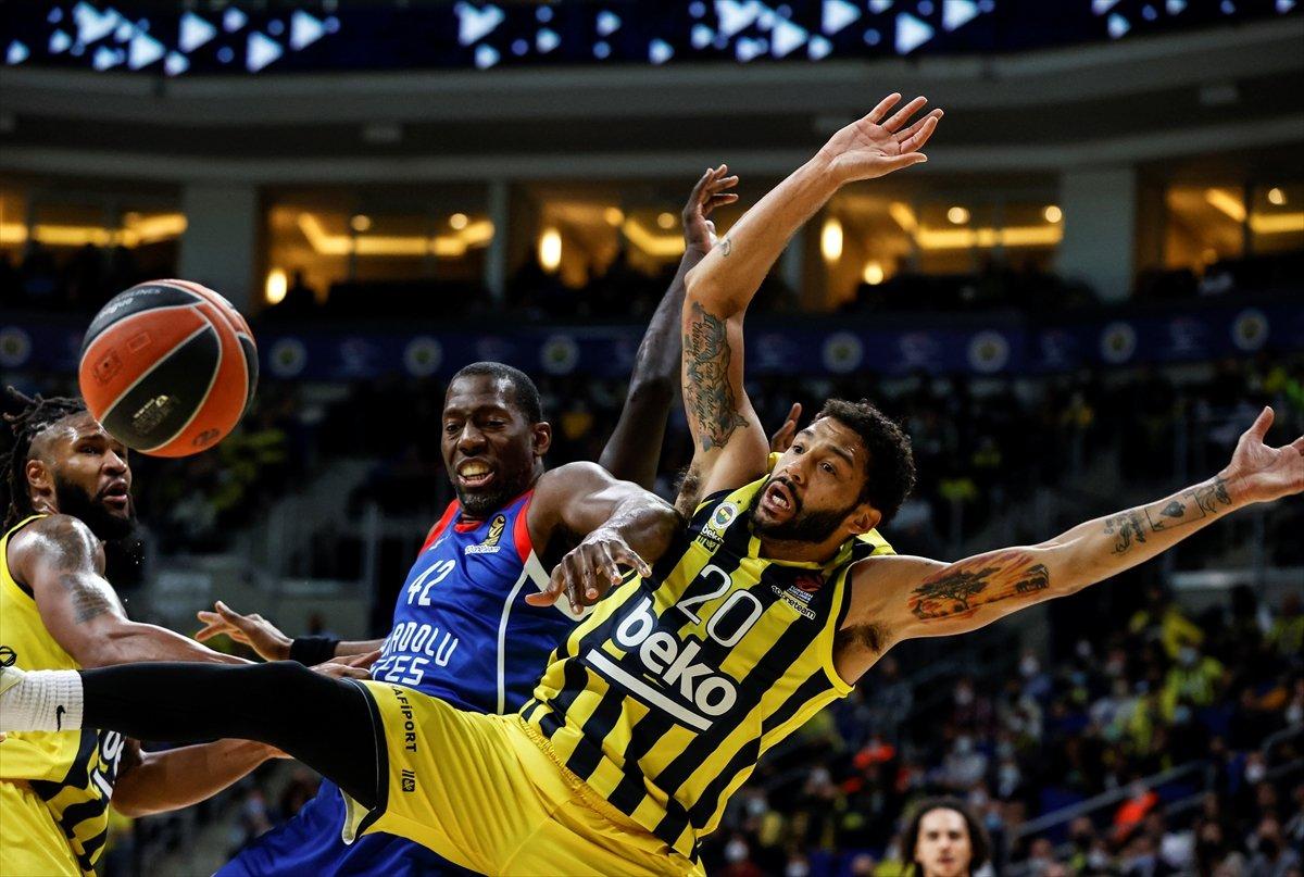 Anadolu Efes EuroLeague'de Fenerbahçe'yi yendi