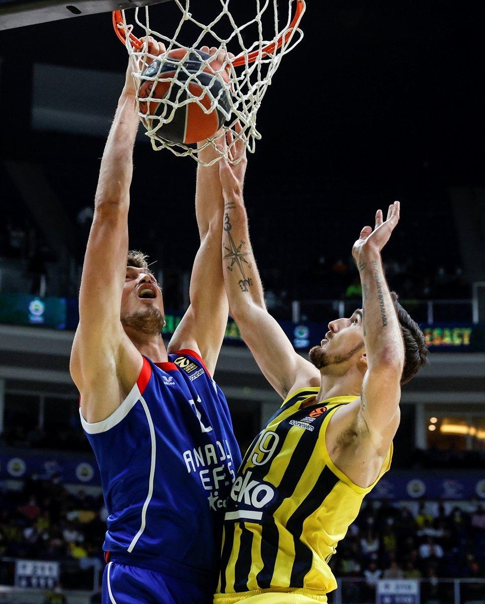 Anadolu Efes EuroLeague'de Fenerbahçe'yi yendi