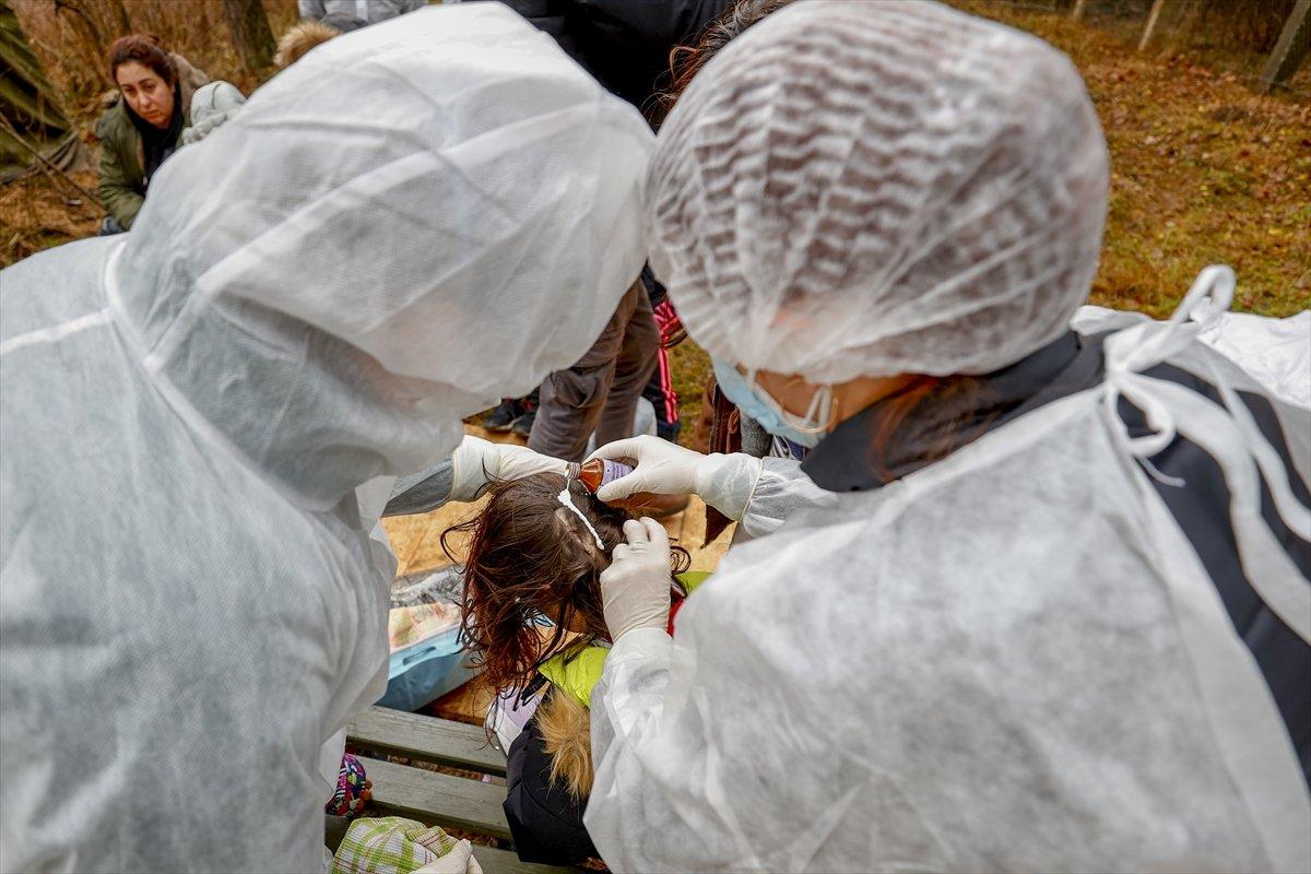 Belarus-Polonya sınırında göçmenler, haftalar sonra banyo imkanı buldu
