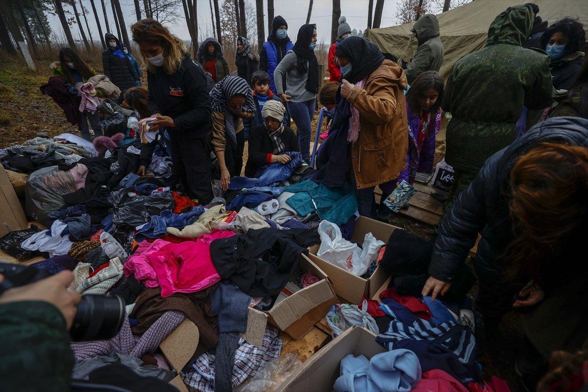 Belarus-Polonya sınırında göçmenler, haftalar sonra banyo imkanı buldu