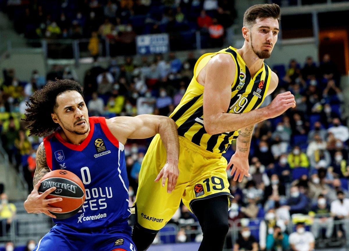 Anadolu Efes EuroLeague'de Fenerbahçe'yi yendi