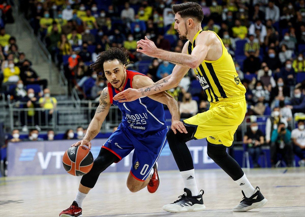 Anadolu Efes EuroLeague'de Fenerbahçe'yi yendi