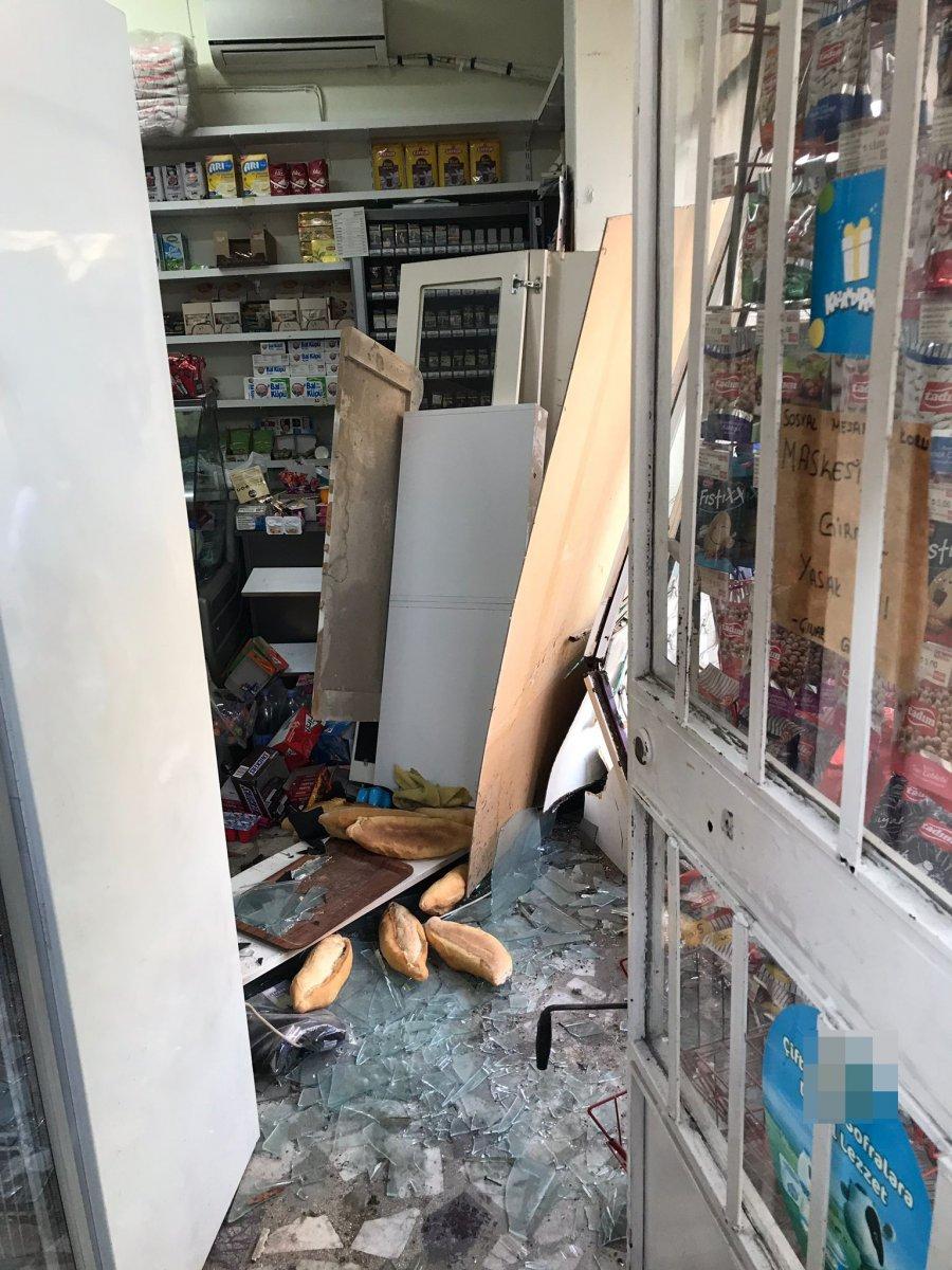 Ümraniye’de kazada savrulan araç, yayaya çarpıp dükkana daldı