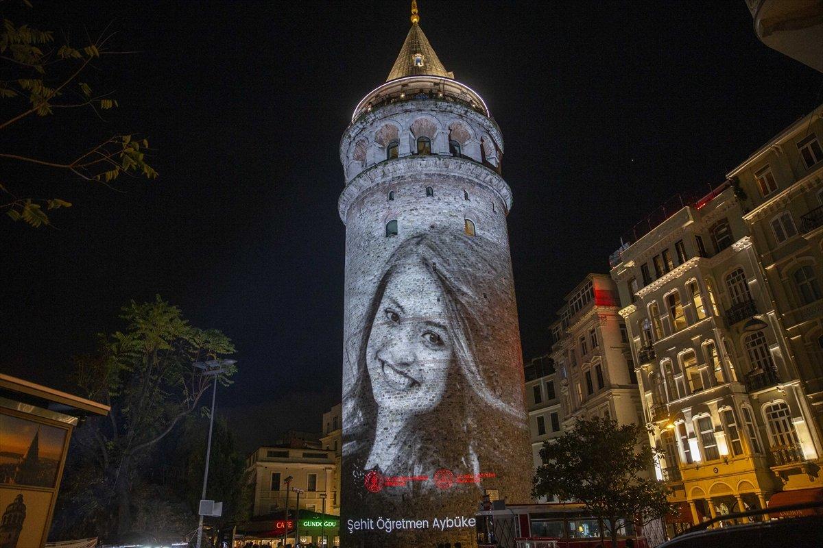 Şehit öğretmenler Galata Kulesi'nde fotoğraflarıyla anıldı