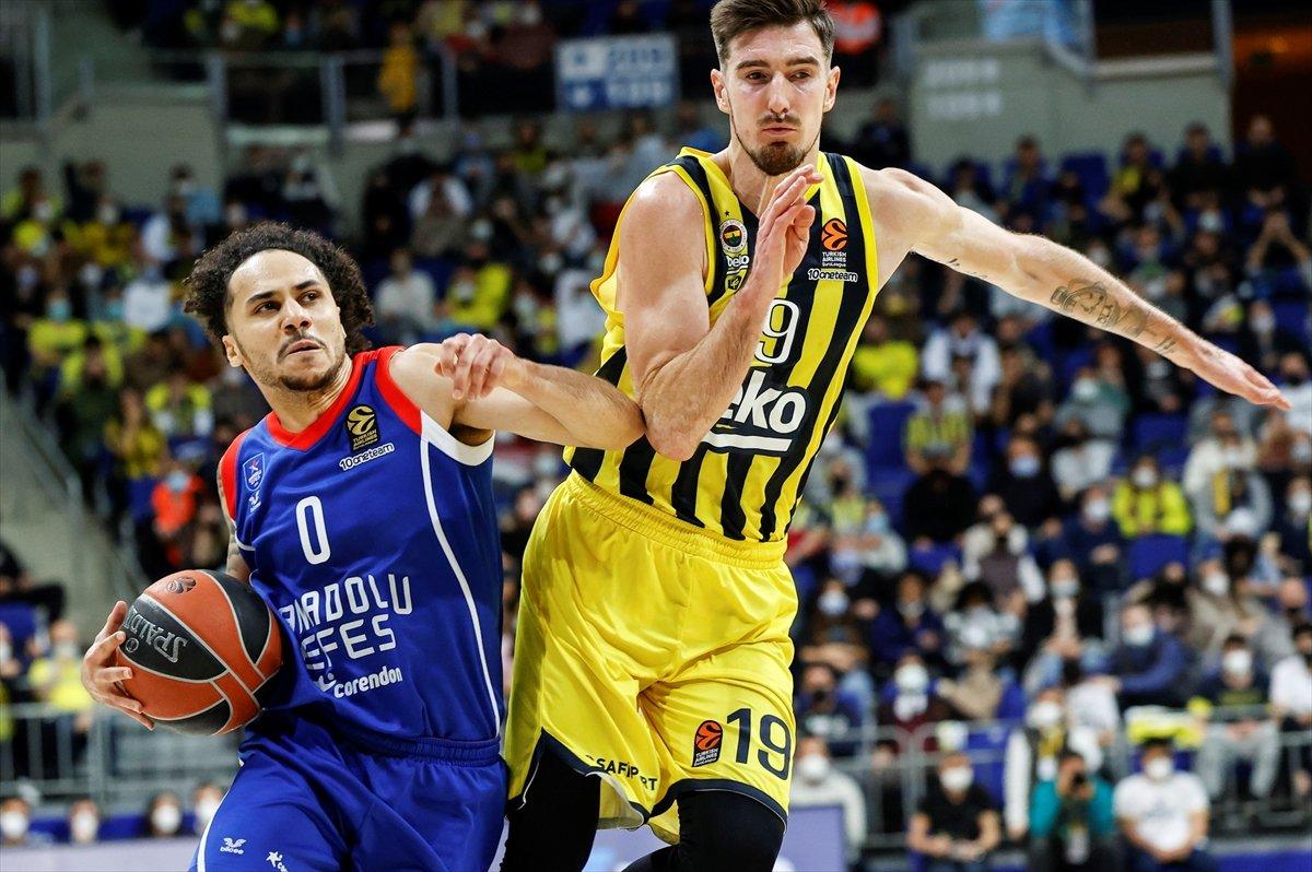 Anadolu Efes EuroLeague'de Fenerbahçe'yi yendi