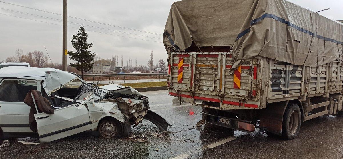 Kahramanmaraş'ta otomobil, kamyona arkadan çarptı