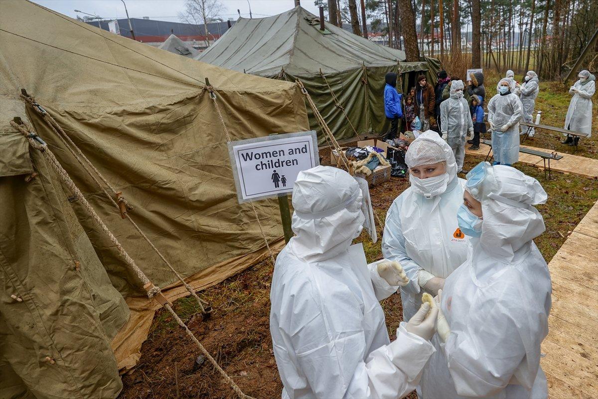 Belarus-Polonya sınırında göçmenler, haftalar sonra banyo imkanı buldu