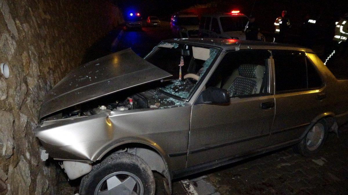 Tokat'ta otomobil kullanmayı öğrenirken duvardan uçtu