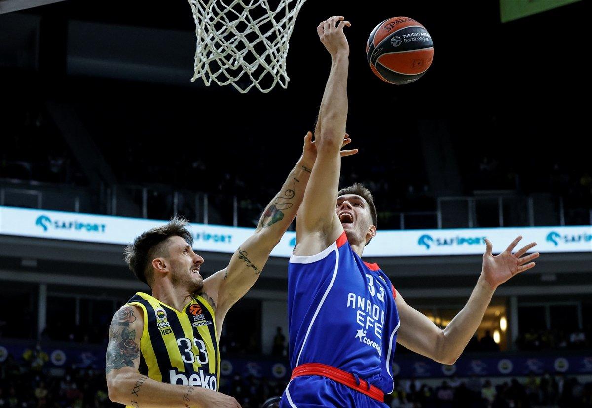 Anadolu Efes EuroLeague'de Fenerbahçe'yi yendi
