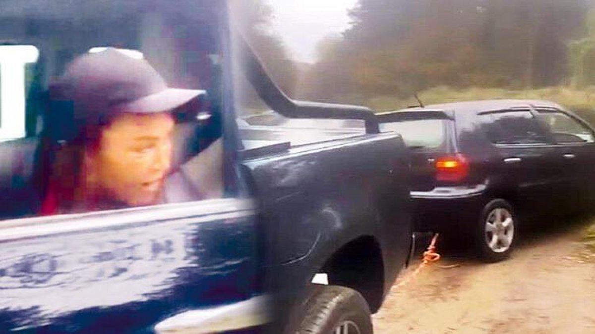 Hülya Avşar, çamura saplanan çifti kurtardı