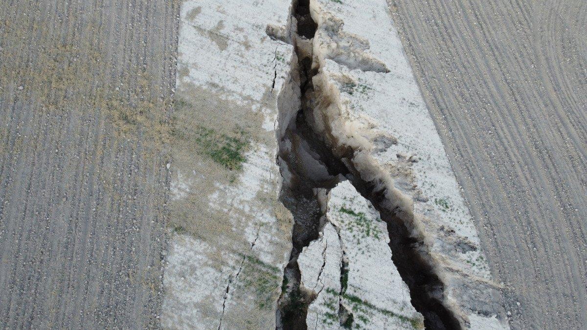 Aksaray’da, toprak yüzeyinde yarıklar meydana geldi