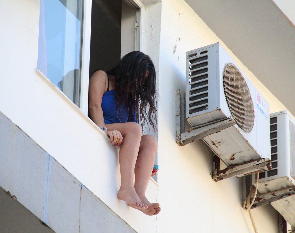 Antalya’da cama çıkan eski hostes, polise zor anlar yaşattı