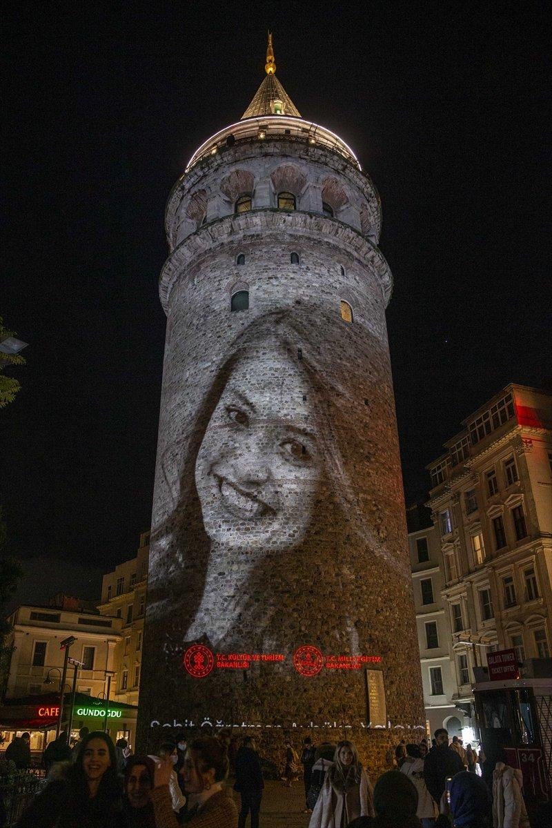 Şehit öğretmenler Galata Kulesi'nde fotoğraflarıyla anıldı